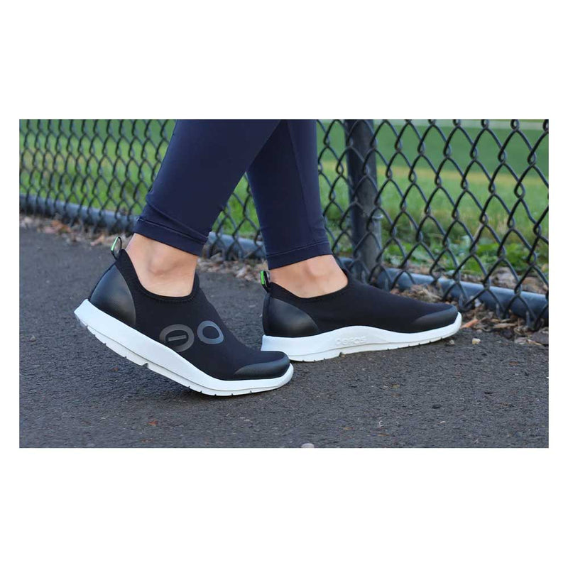 Load image into Gallery viewer, OOFOS Women&#39;s OOmg Sport Low Shoe
